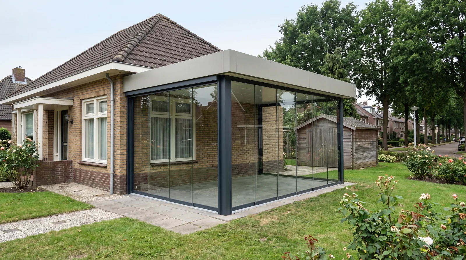 Verandera glazen schuifwand bij rode bakstenen woning — hele jaar door extra leefruimte