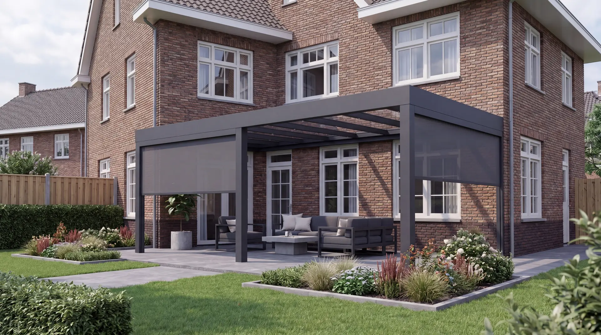 Verandera Prestige veranda in antraciet met screens bij baksteen woning — robuuste aluminium veranda met zonwering