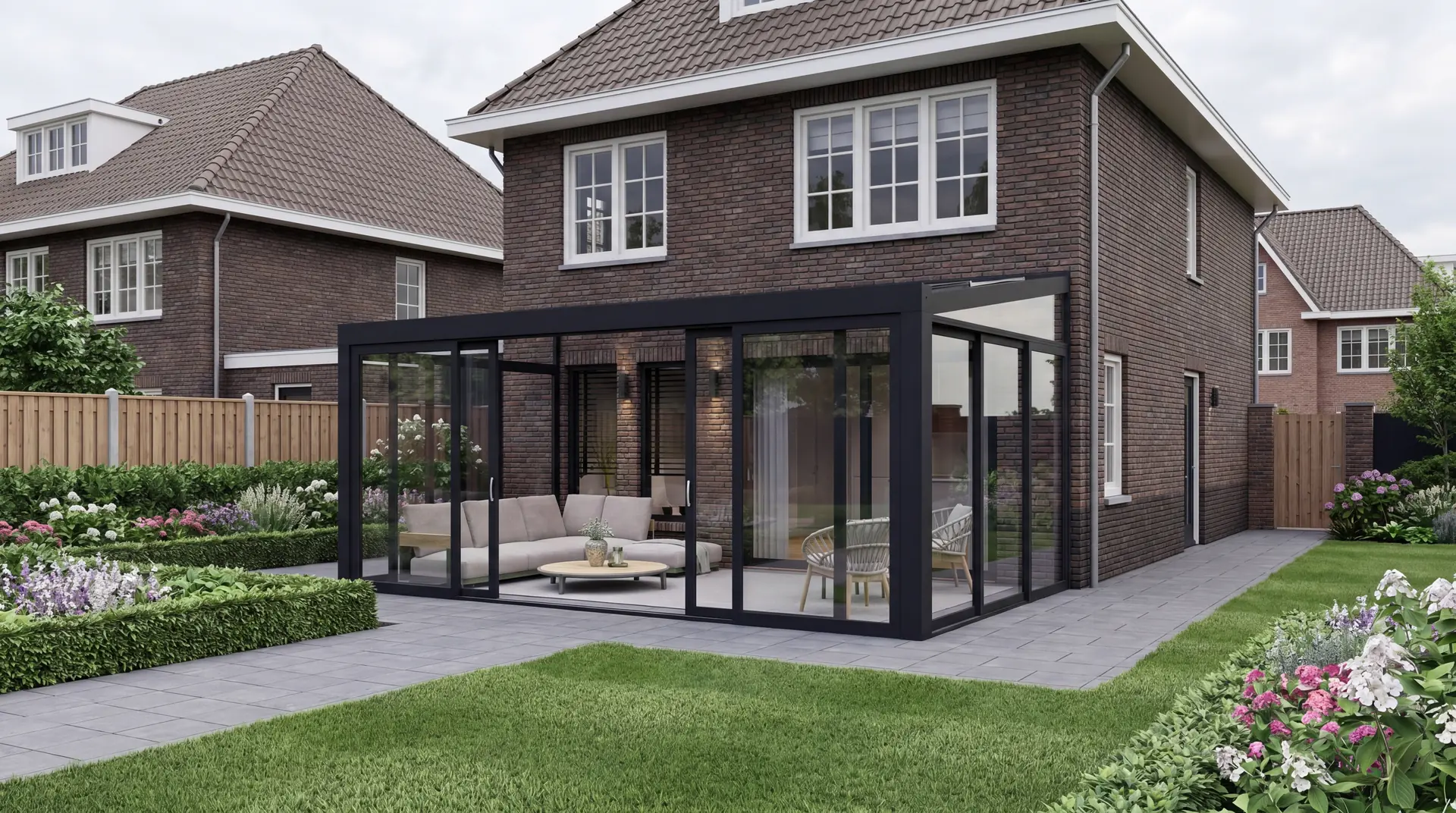 Verandera Prestige veranda in antraciet als tuinkamer met glazen schuifwanden bij baksteen woning — afgesloten aluminium tuinkamer