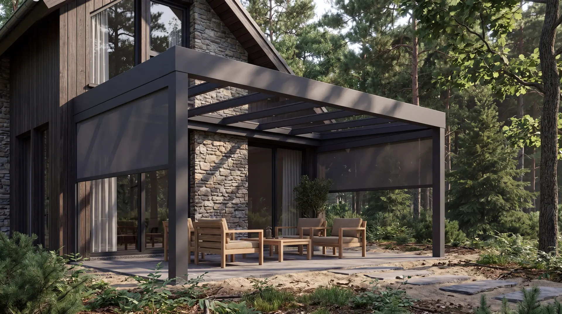 Verandera Prestige veranda in antraciet met screens bij houten woning in bos — premium veranda met privacy zonwering