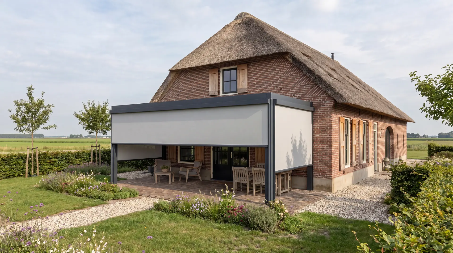 Verandera screen in wit half neergelaten bij rieten boerderij — verticale zonwering met privacy en warmtewering