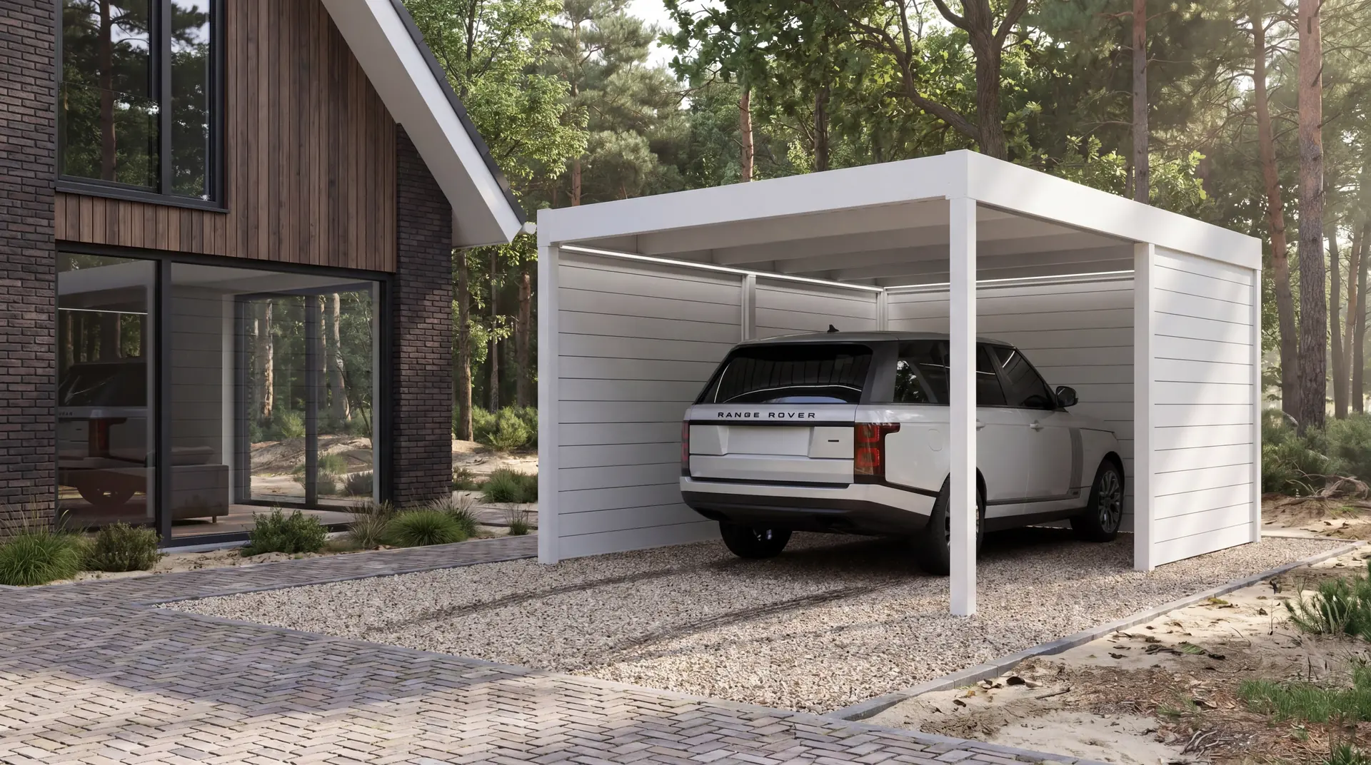 Verandera Shield carport in wit met zijwanden bij houten woning in bos — luxe carport met Range Rover