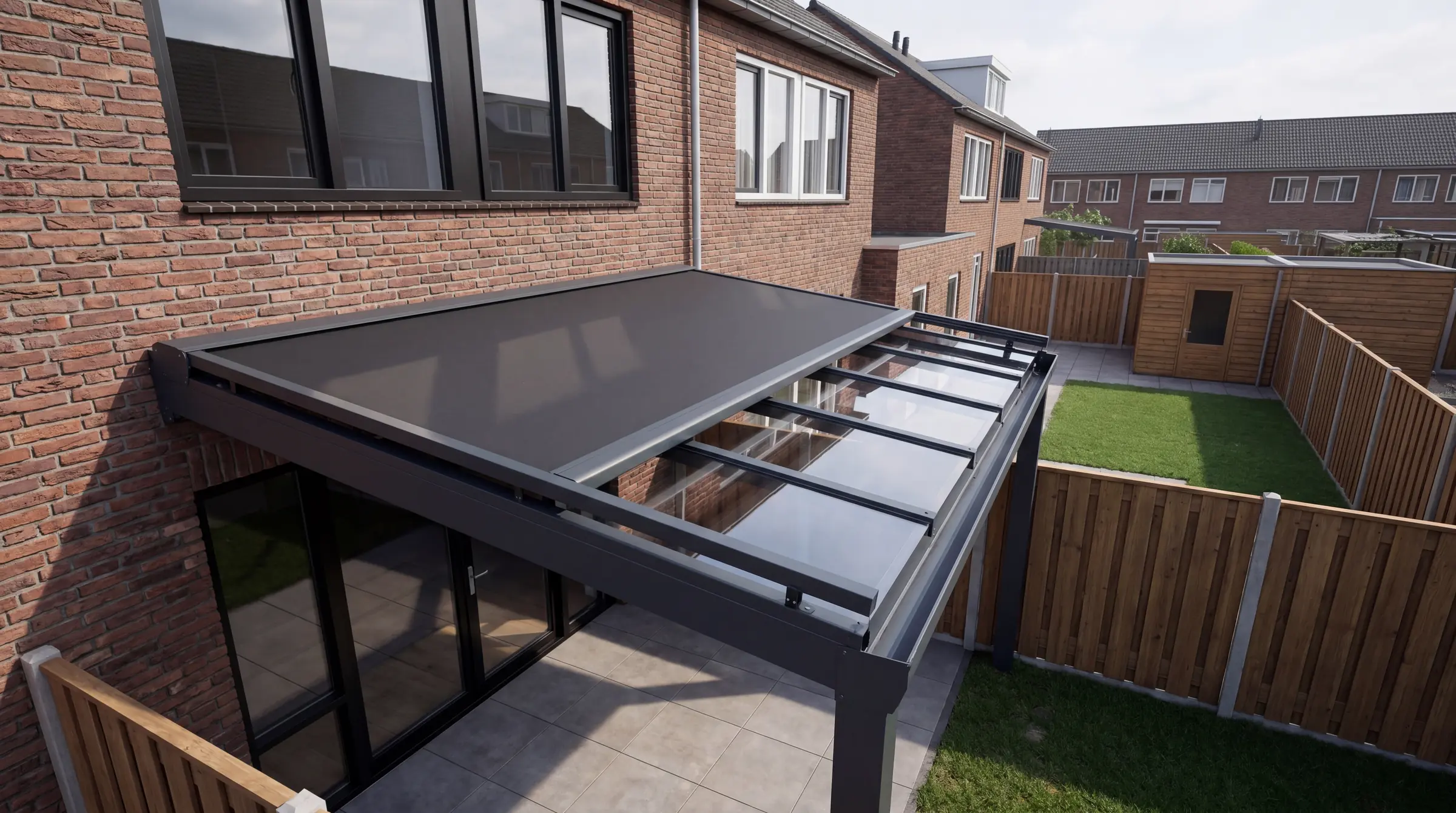 Verandera bovendakzonwering in antraciet boven glazen veranda dak bij rijtjeswoning — meest effectieve warmtewering door zonwering boven op het glas